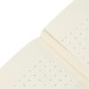 Open notitieboek met dot grid pagina's op witte achtergrond