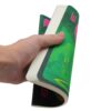 Hand houdt een gebogen notitieboek vast met groene en roze cover