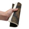 Zwart notitieboek met gouden wolken- en sterrenpatroon in handen gehouden