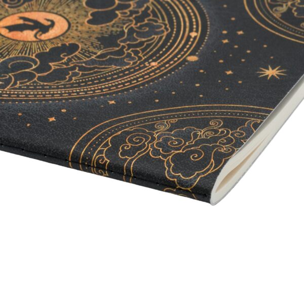 Zwart notitieboek met gouden sterren en wolkendessins op de kaft