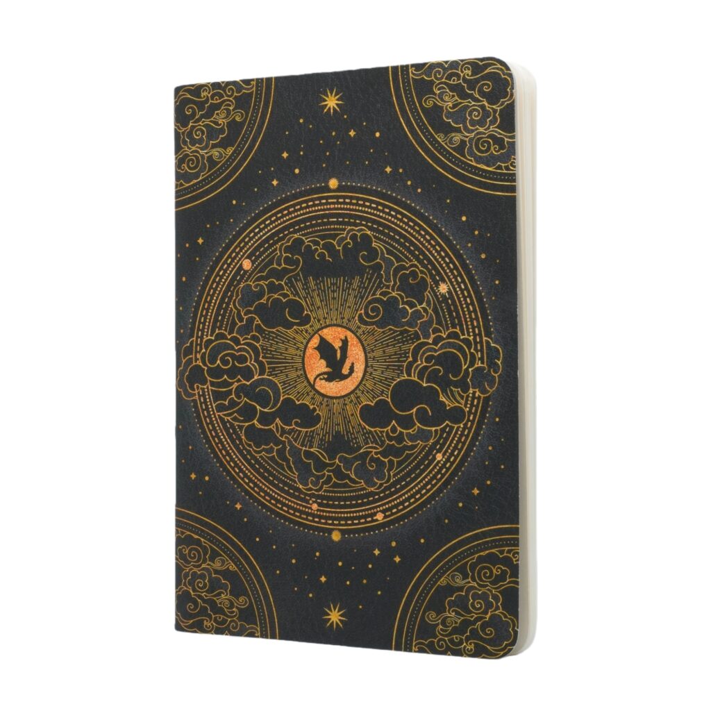 Zwart notitieboek met gouden draken- en wolkenontwerp op de voorkant