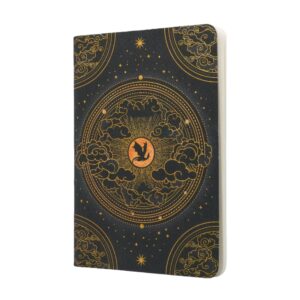 Zwart notitieboek met gouden draken- en wolkenontwerp op de voorkant