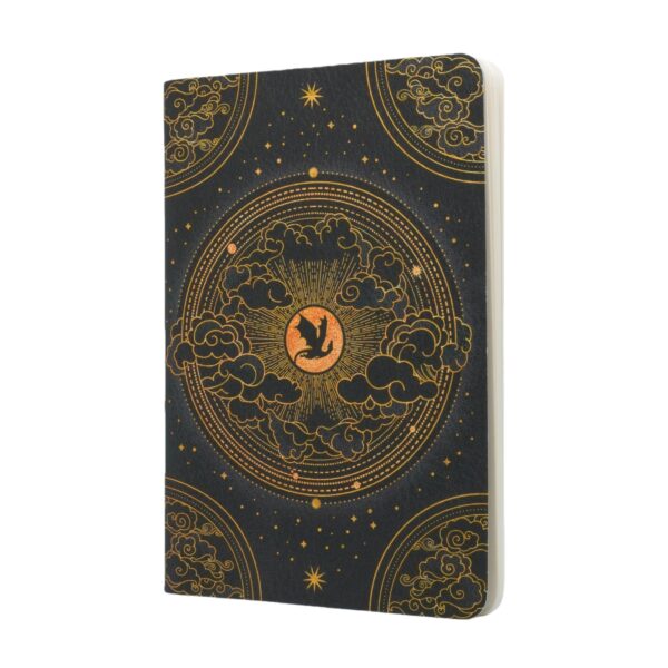 Zwart notitieboek met gouden draken- en wolkenontwerp op de voorkant