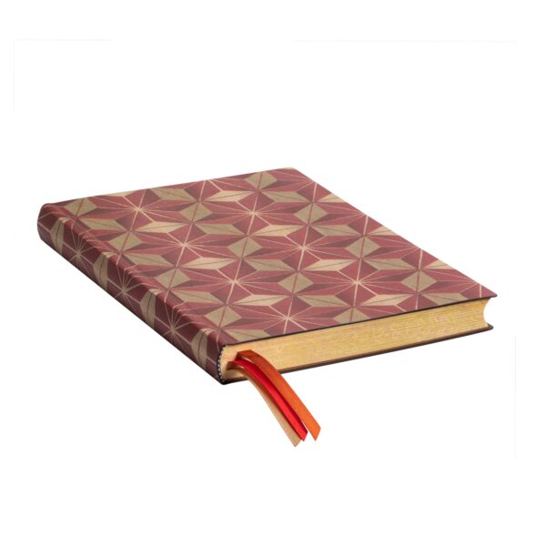 Notitieboek met geometrisch patroon en rode linten op witte achtergrond