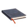 Donkerblauw notitieboek met oranje lint en gestikt randpatroon
