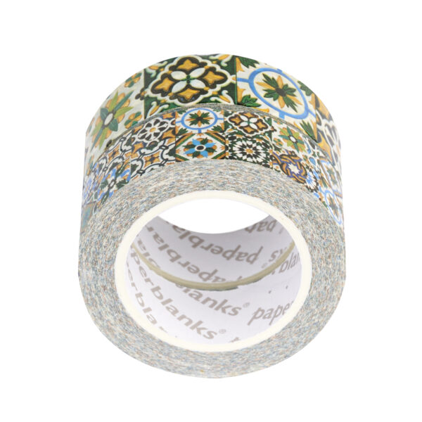 Rol washi tape met kleurrijk tegelpatroon op witte achtergrond