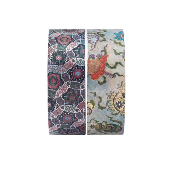 Twee rollen washi tape met kleurrijke chakra- en bloemmotieven op witte achtergrond