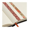 Twee washi tapes met bloem- en geometrisch patroon op open notitieboek