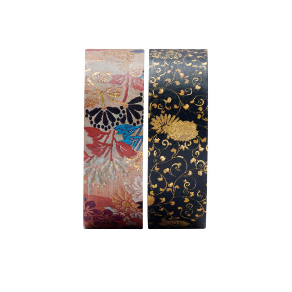 Twee rollen washi tape met bloemen- en krulpatronen op witte achtergrond