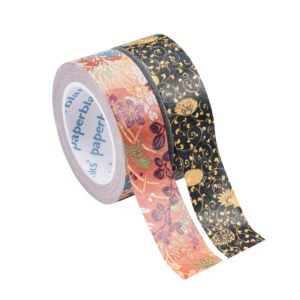Twee rollen washi tape met bloemen- en krulpatronen op witte achtergrond