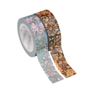 Twee rollen washi tape met bloemenpatronen op witte achtergrond