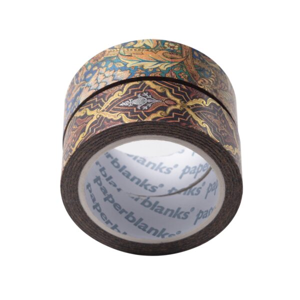 Roll van washi tape met gedetailleerd ornamentaal patroon op donkere achtergrond