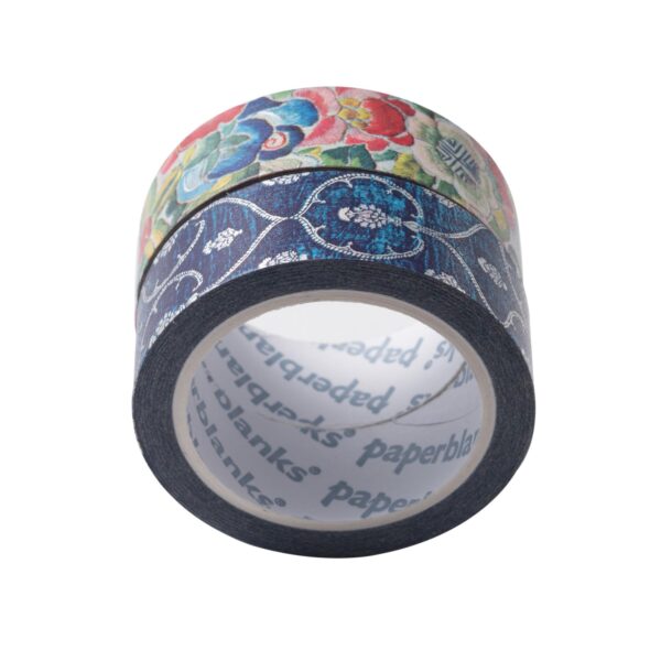 Roll van washi tape met bloemen- en patroonontwerp op witte achtergrond