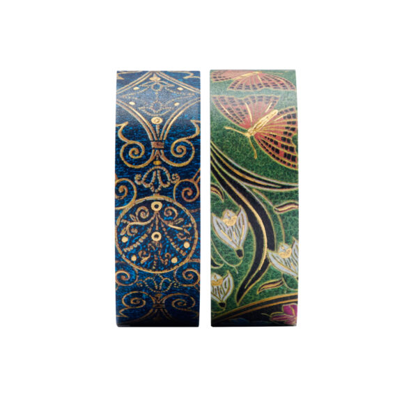 Twee rollen washi tape met bloem- en vlinderpatronen op witte achtergrond