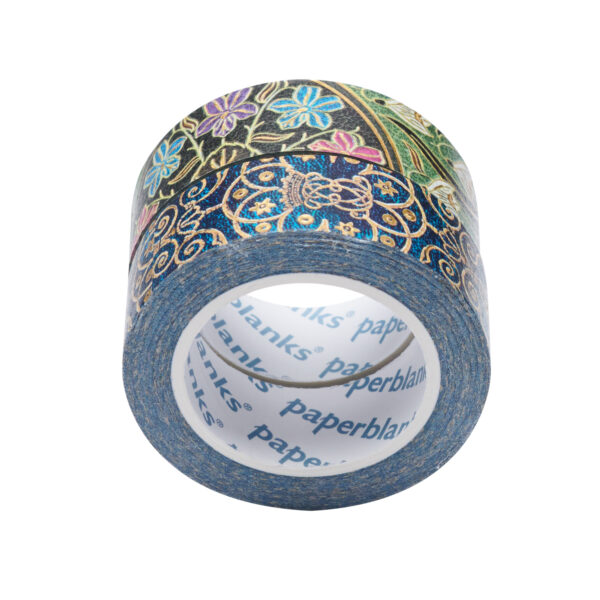 Rol washi tape met bloemen- en ornamentendessin op donkere achtergrond