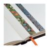 Twee washi tapes met bloemen- en vlinderpatronen op open notitieboek