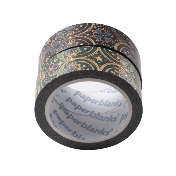 Witte rol washi tape met goud en blauw ornamenten op donkere achtergrond