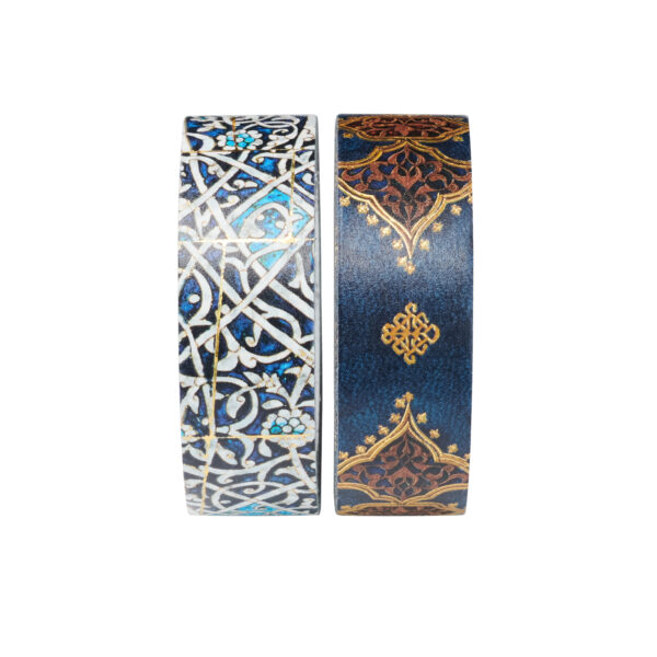 Twee rollen washi tape met blauw-wit en donkerblauw-goud patroon, schuin van bovenaf gefotografeerd