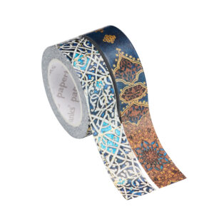 Roll witte washi tape met blauw-gouden ornamenten op witte achtergrond