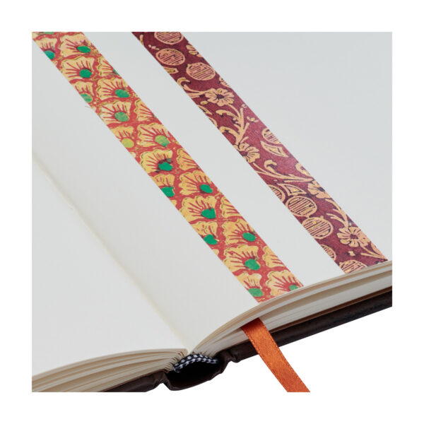 Twee washi tapes met bloemenpatronen op een open notitieboek