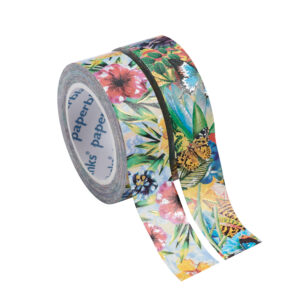 Roll washi tape met tropisch bloemen- en vlinderpatroon op witte achtergrond