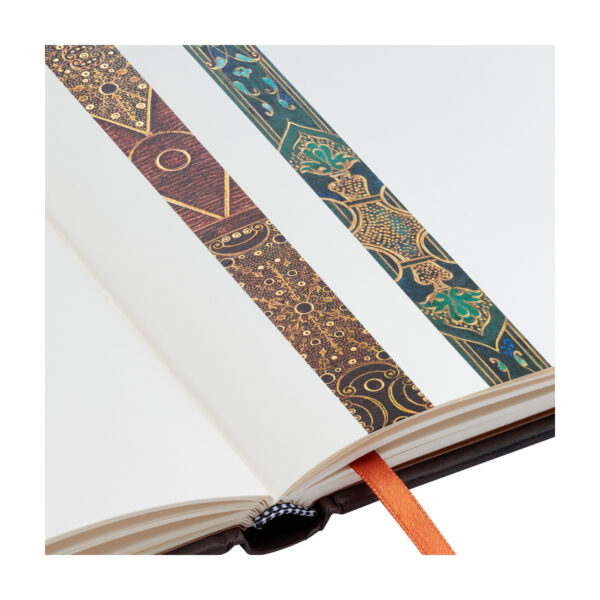 Twee decoratieve washi tapes op een open notitieboek