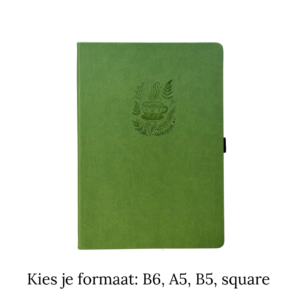 Groen notitieboek met ingedrukt beeld van een kopje en bladeren op de voorkant