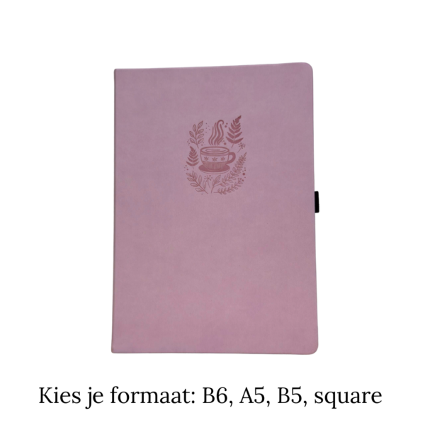 Lichtroze notitieboek met koffiekop en bladmotief op de voorkant