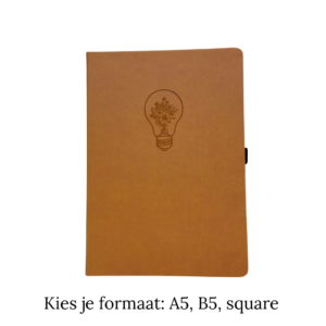 Notitieboek met lichtgevende lamp en bloemen op bruine kaft