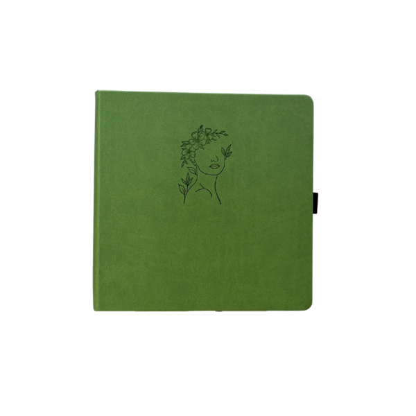 Groen notitieboek met zwart lijntekening van vrouw met bloemenkrans
