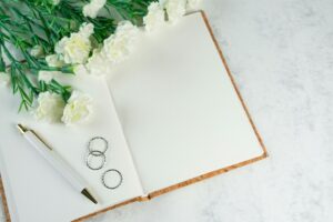 Open notitieboek met wit papier en pen op marmeren oppervlak