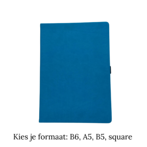 Donkerblauw notitieboek met zwarte band aan de zijkant op witte achtergrond